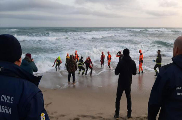 Naufragio nel Crotonese, vittime salgono a 68: ultimo giorno della camera ardente