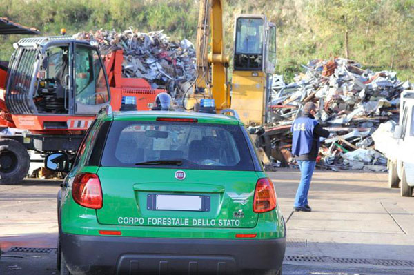 Traffico rifiuti e riciclaggio rame rubato, 5 arresti a Cosenza