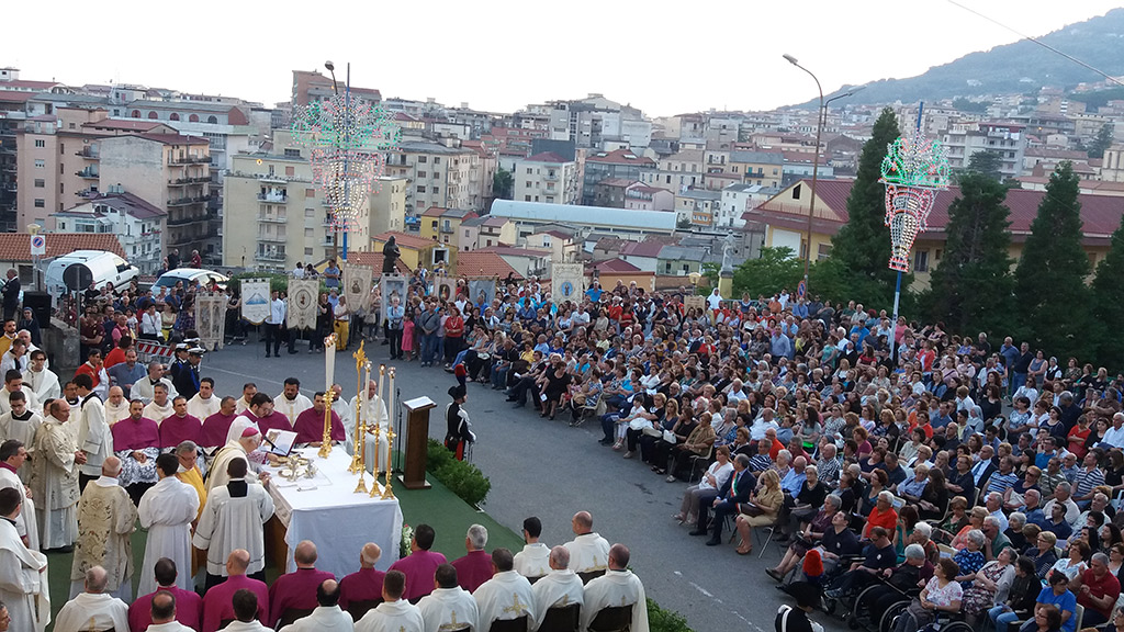 Lamezia: dal colle di Sant'Antonio alla Cattedrale, la celebrazione diocesana del Corpus Domini