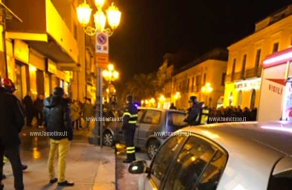 Lamezia, auto in fiamme su corso Nicotera: intervengono i vigili del fuoco