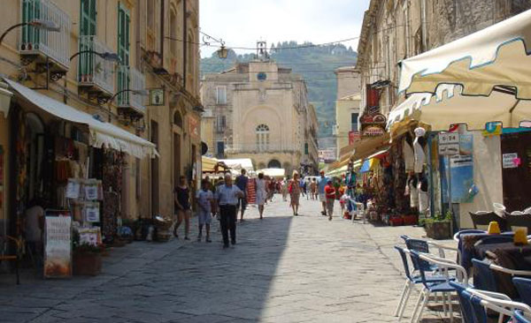 Furgone di una ditta lametina finisce contro bar a Tropea, nessun ferito