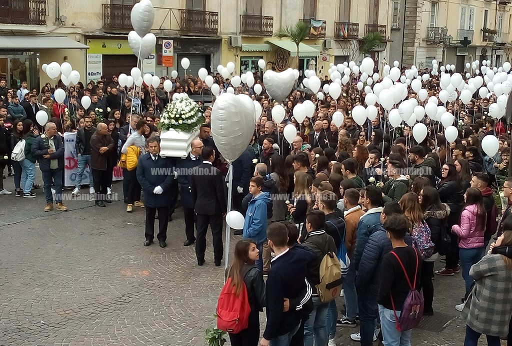 Lamezia, il corteo di addio per Alessia: foto e palloncini bianchi per l'ultimo saluto