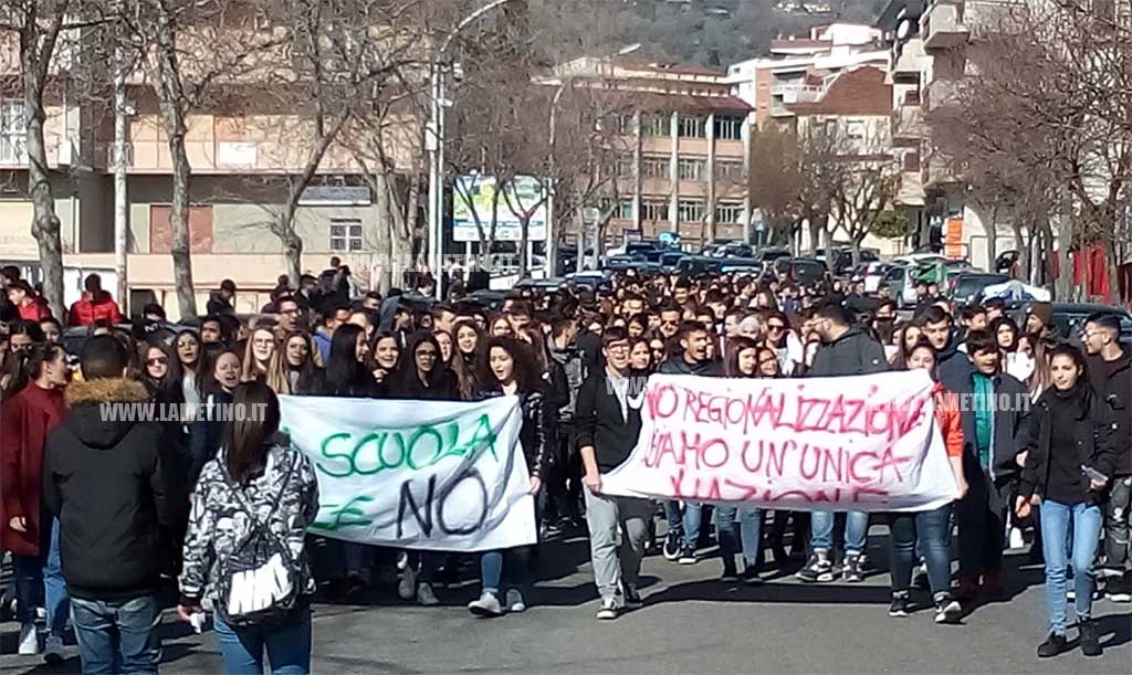 Lamezia, studenti e docenti in corteo contro la regionalizzazione della scuola