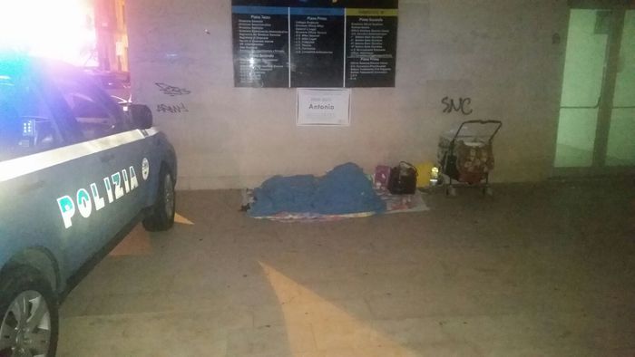 Dorme sotto un ponte con 3 figli piccoli, agenti le pagano albergo a Cosenza