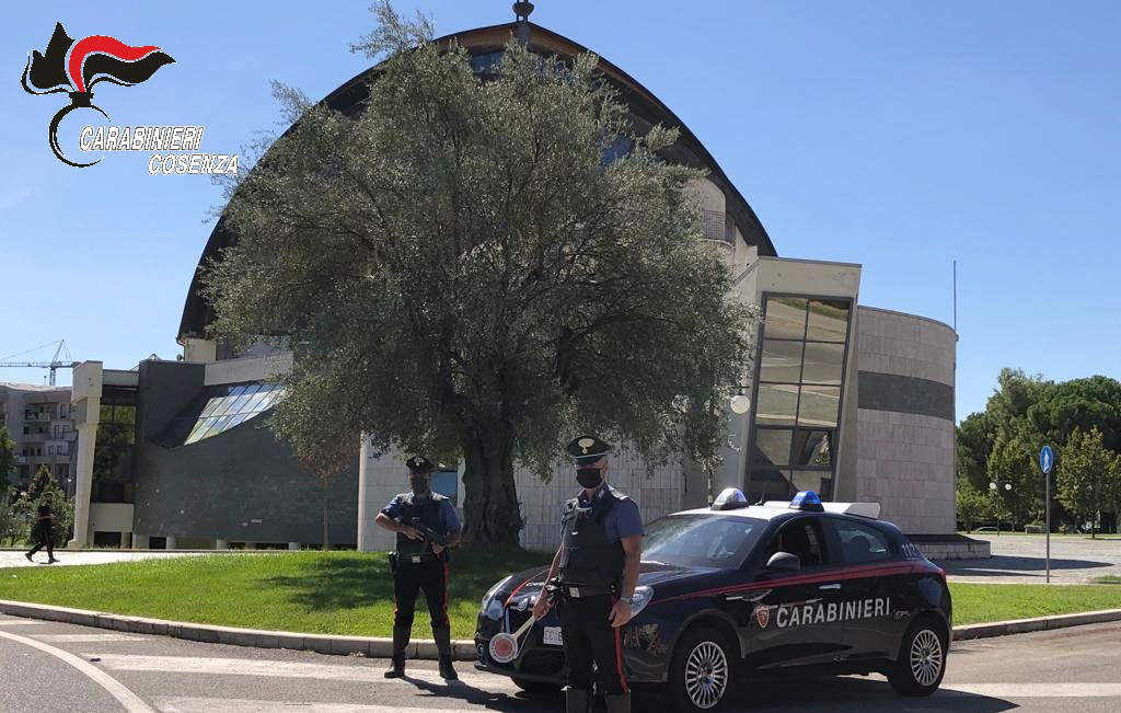 Fugge al posto di controllo e getta una pistola dal finestrino, arrestato a Rende