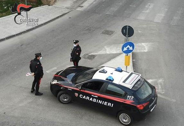 Autista autobus sorpreso a saccheggiare emettitrice biglietti automatica a Cosenza, arrestato