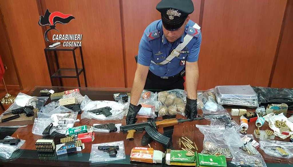 Blitz dei carabinieri nel centro storico di Cosenza, sequestrate armi e droga