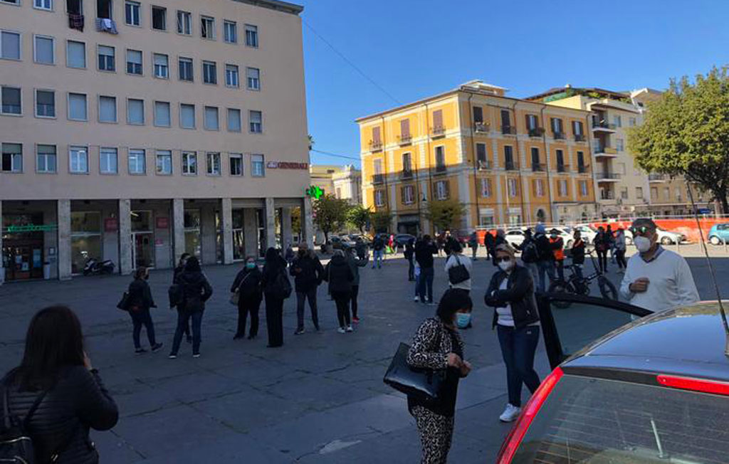 Covid, mamme davanti comune Cosenza: "Chiudete le scuole"