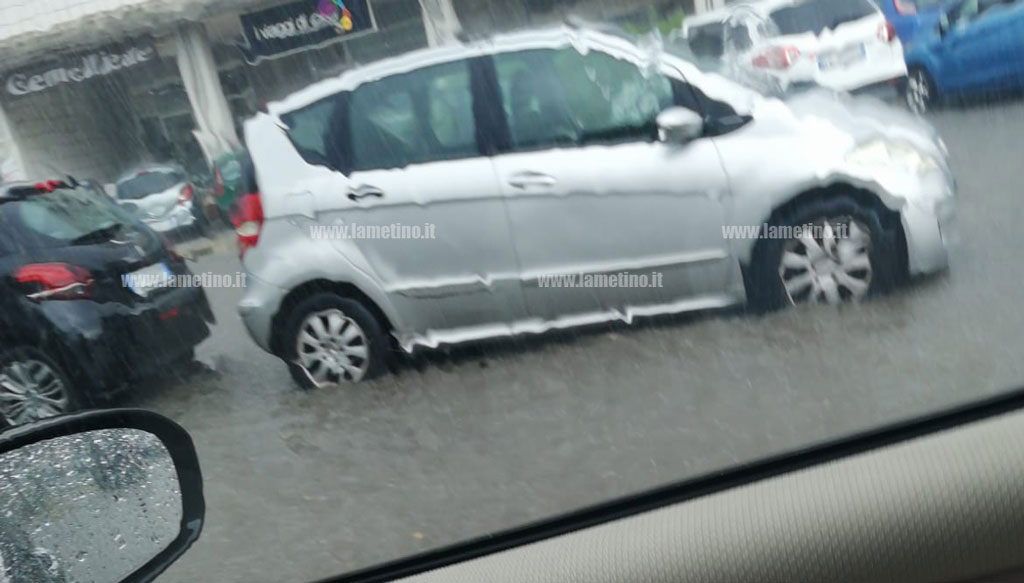 Maltempo, strade allagate e tombini saltati a Cosenza
