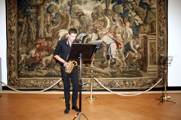 cosenza-notte-dei-musei-sassofono-davanti-arazzo-di-Gerace.jpg