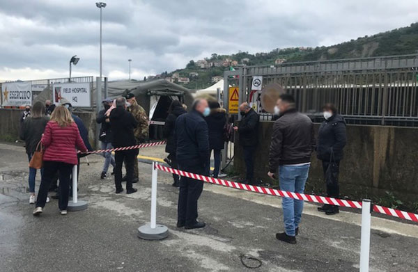 Vaccini, in tanti a Cosenza per Vax day senza prenotazione: militari riportano la calma