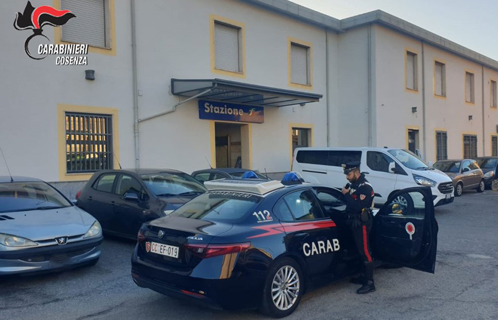 Rapinano un ragazzo su treno in sosta alla stazione a Rende, due arresti