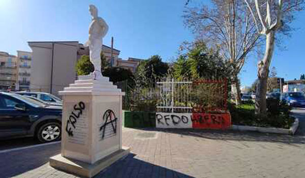 Caso Cospito, scritte a Crotone su statua dedicata a internati: indaga la Digos