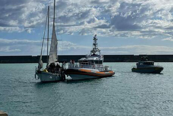 Guardia costiera soccorre migranti a Crotone, erano a bordo di una barca a vela