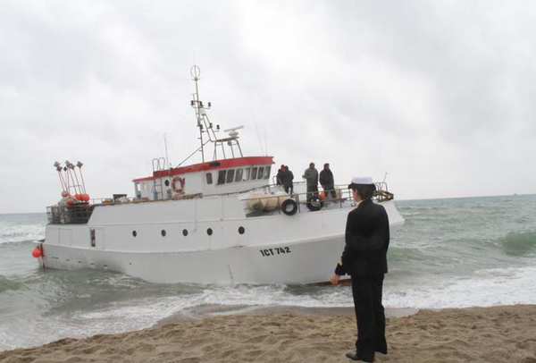 Calabria: Motopeschereccio rischia affondare e si arena nel crotonese 