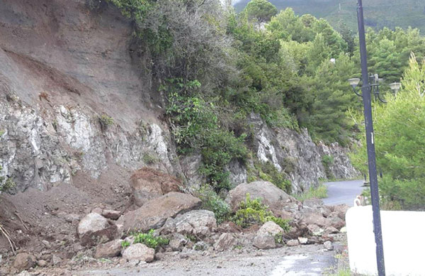Maltempo, costone roccioso frana su strada a Praia a Mare