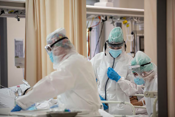 Covid, la Calabria resta in zona gialla: si abbassa la pressione sulle terapie intensive