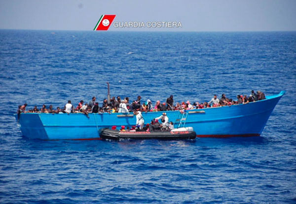 Richiesta aiuto da barcone, soccorsi 33 migranti a Crotone