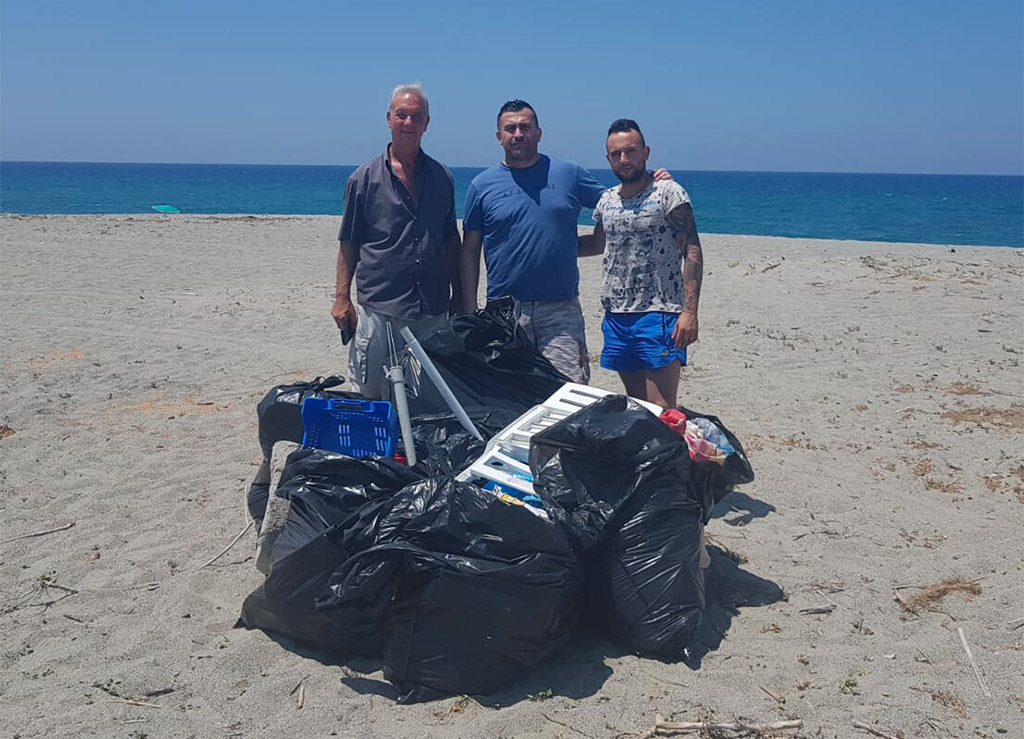 Gruppo di volontari e Cristiano (Mtl-Lamezia Nuova) puliscono spiaggia Ginepri