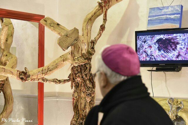 Lamezia: artista Raffaele Mazza dona Crocifisso a Diocesi