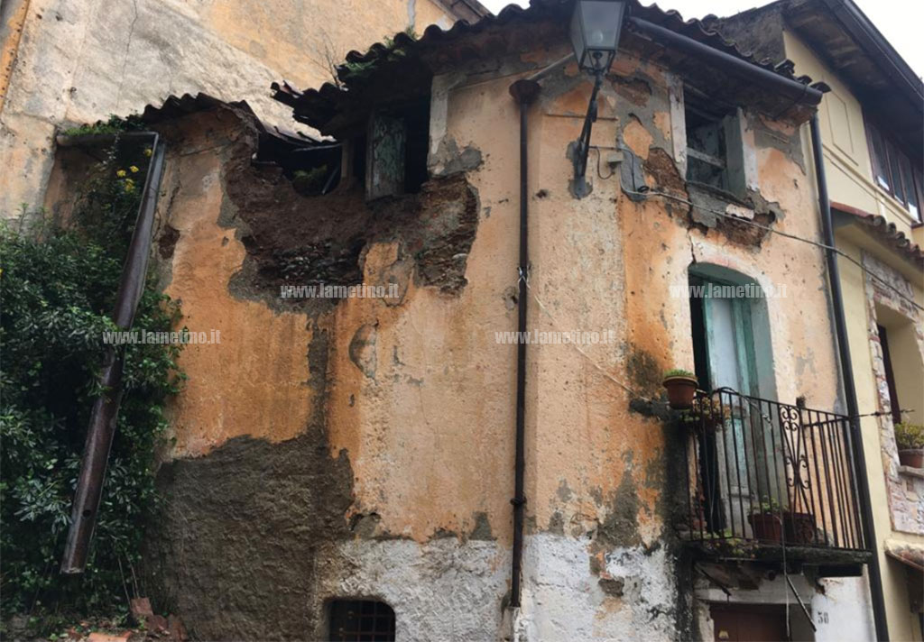 Lamezia, crolla abitazione in via Torre: panico fra i residenti