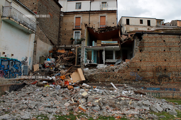 Lamezia: Crollo casa antica nel centro storico, preoccupati i residenti 