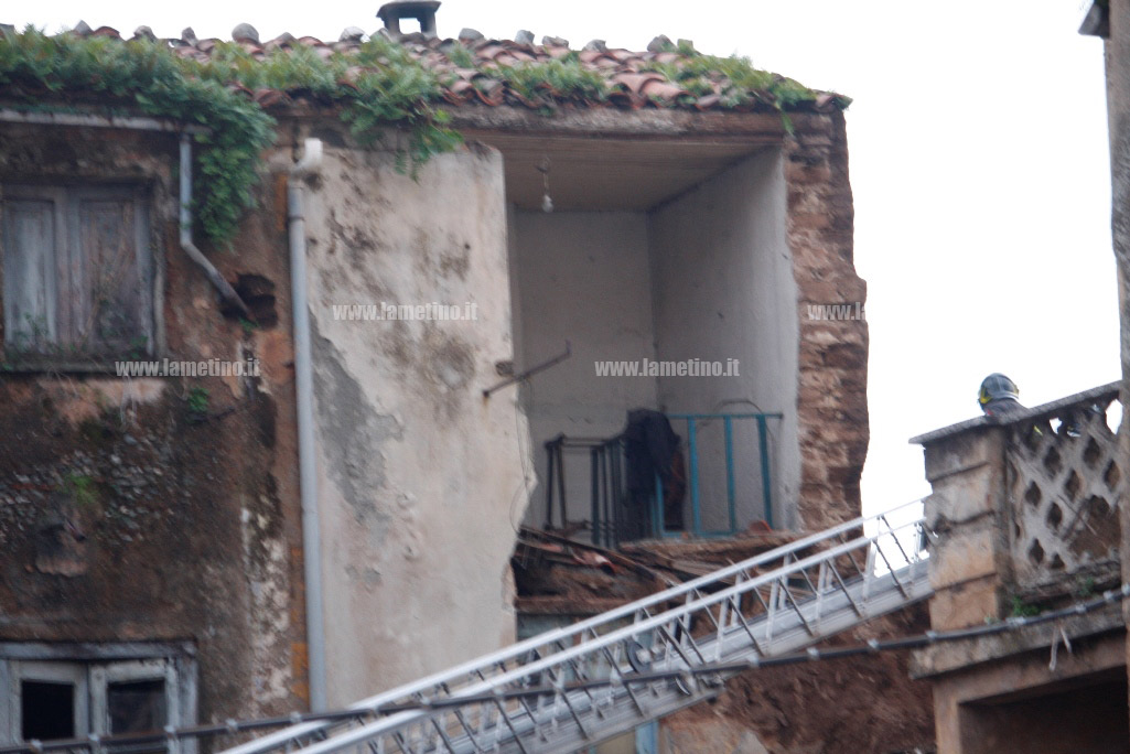 crollo-casa-9-gennaio-2016-11.jpg