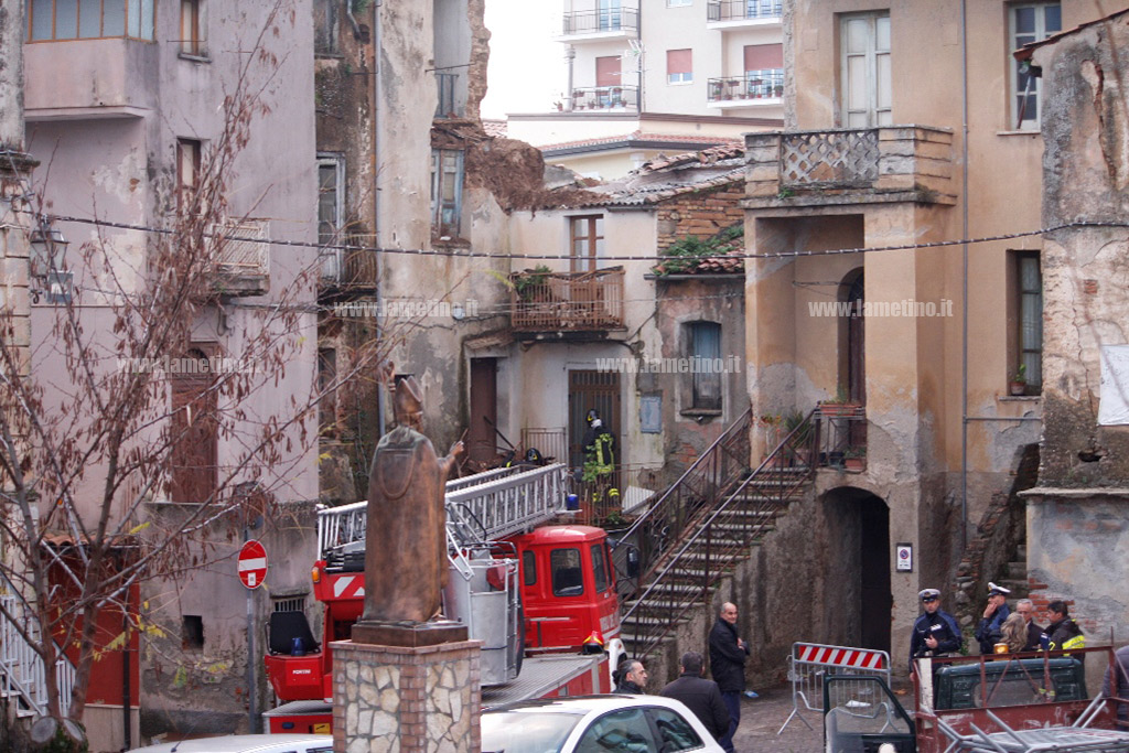 crollo-casa-9-gennaio-20162.jpg