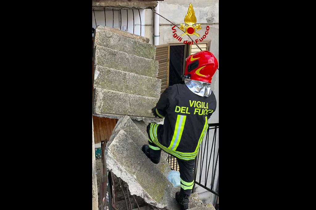 Crolla scala esterna in cemento di una palazzina nel Crotonese, ferita una donna 