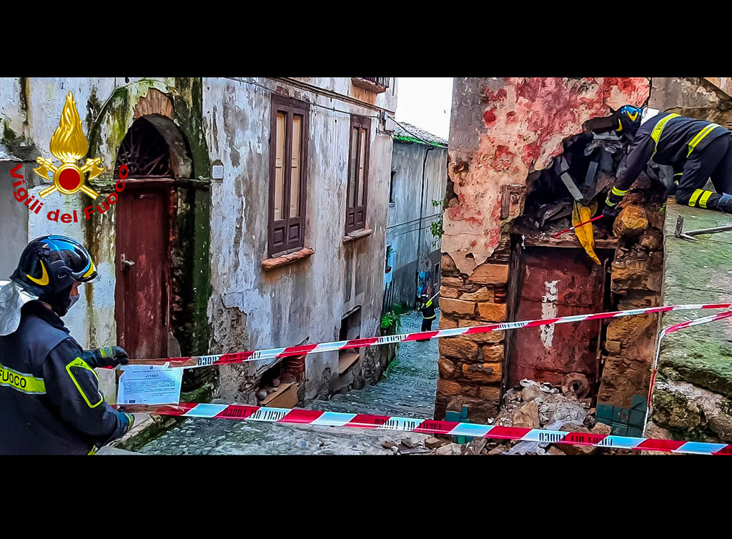 Crollo nel centro storico di Cosenza, area messa in sicurezza dai Vigili del Fuoco