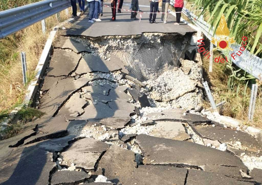 Rfi: "A Cropani nessun crollo, ha ceduto manto stradale"