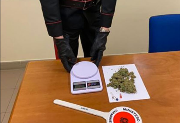 Trovato in auto con marijuana, arrestato 64enne a Cropani 
