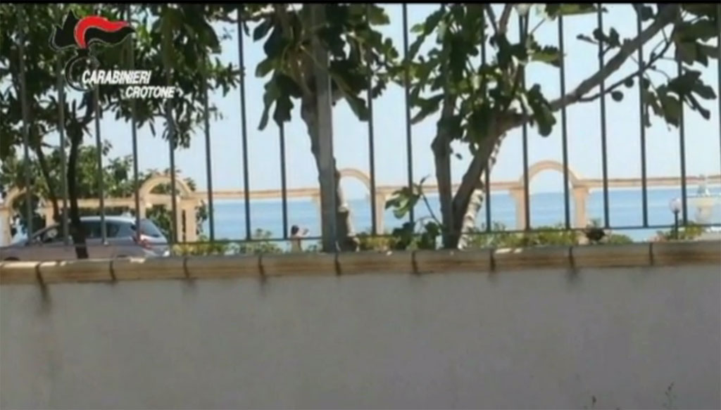 Al mare invece che a lavoro, denunciata collaboratrice scolastica nel crotonese
