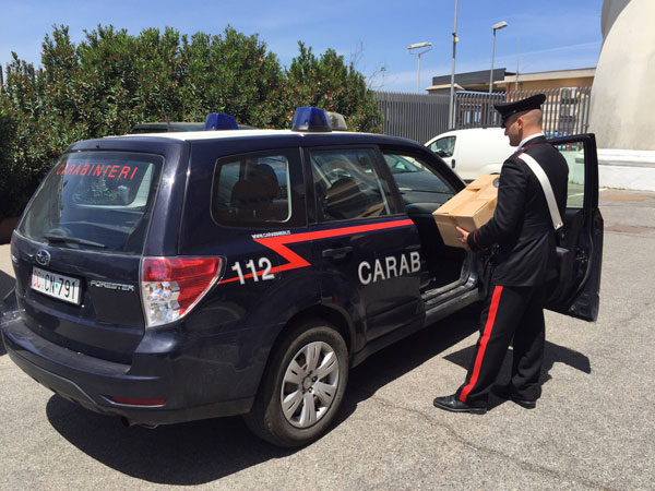 Acquista merce ma paga corriere con assegno falso, arrestato nel crotonese 