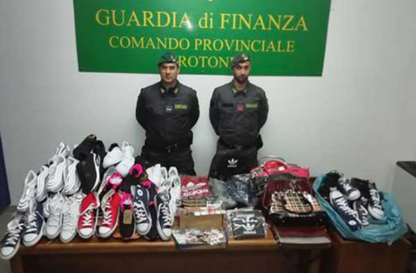 Vendevano prodotti contraffatti tramite i social network, 8 denunce a Crotone