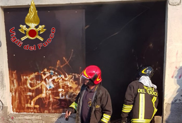 In fiamme negozio d'antiquariato a Crotone, indagini in corso