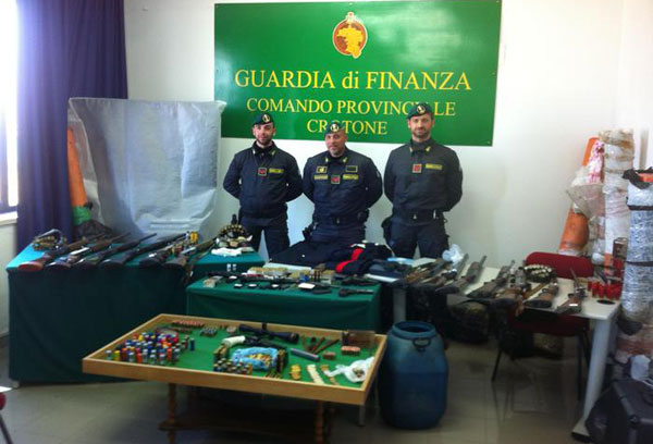 Maxi sequestro d'armi nel crotonese, trovate anche divise carabinieri