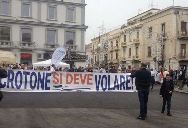 Aeroporto Crotone, in migliaia in piazza per chiedere riapertura scalo