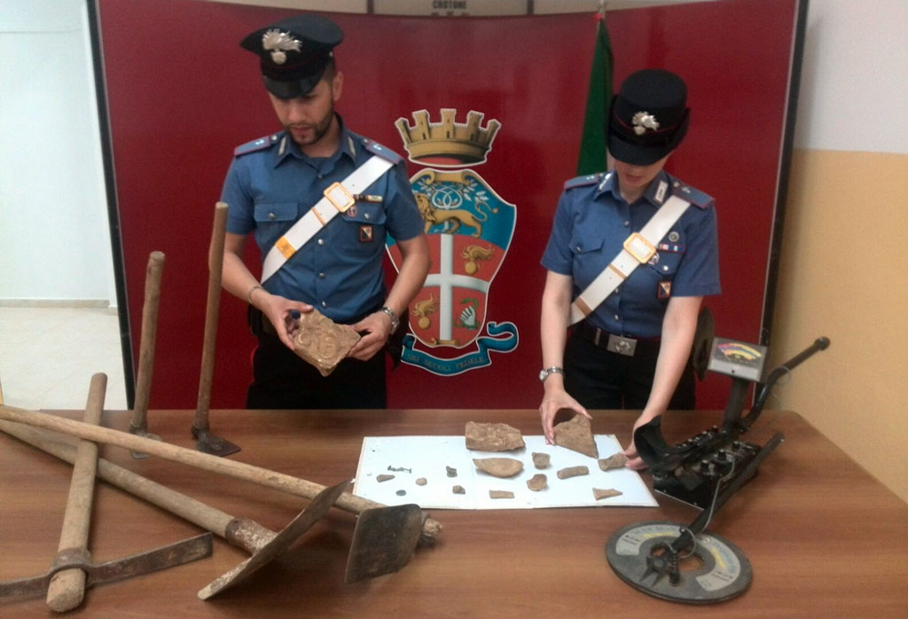 Furto di beni archeologici a Capocolonna, 2 arresti 