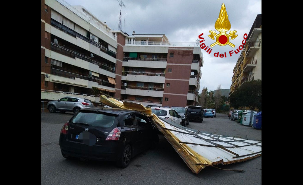 Maltempo, vento forte a Crotone: interventi per danni e disagi 