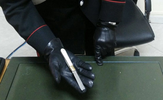 Cerca di entrare in una scuola armato di coltello, denunciato 60enne nel crotonese