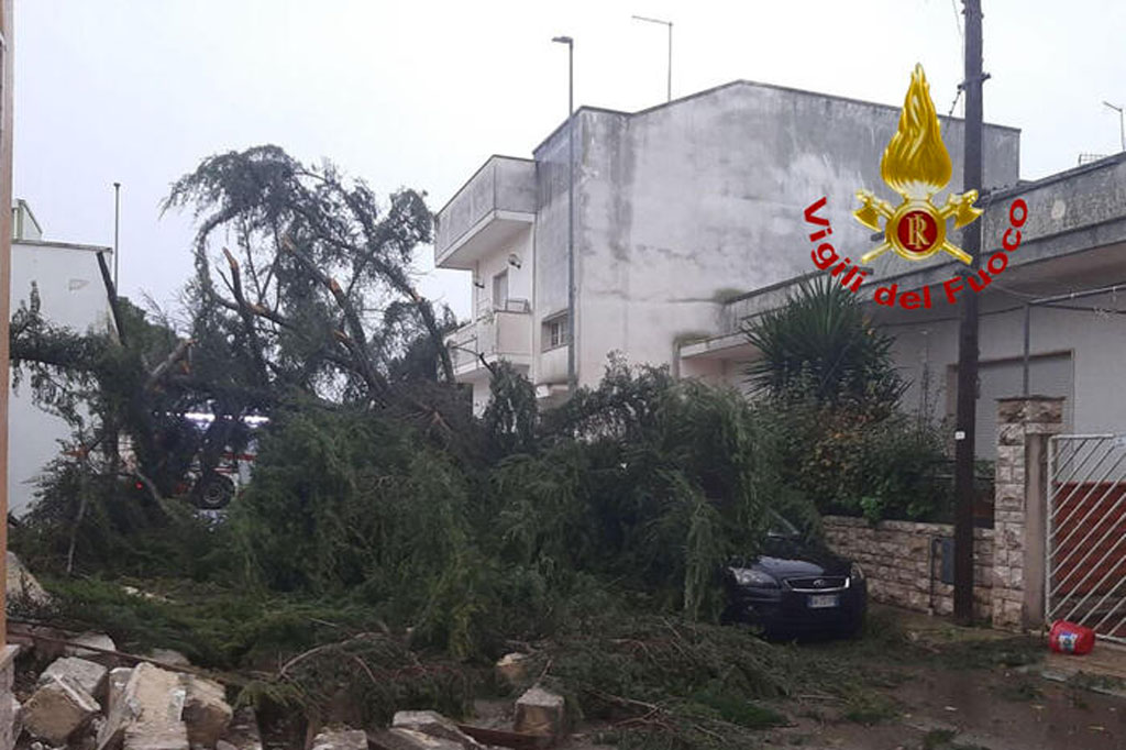 Tromba d'aria nel Crotonese: gravi i danni, famiglia salva per miracolo