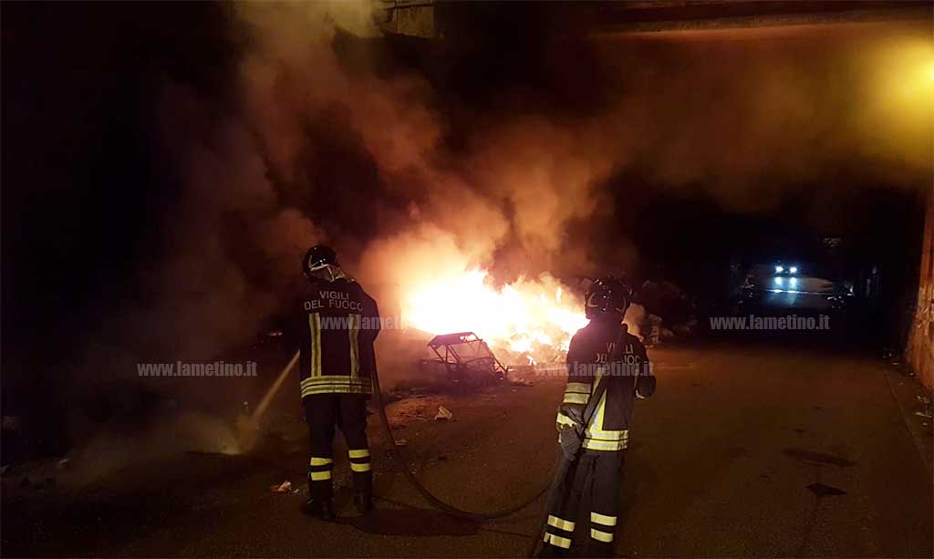Lamezia, emergenza rifiuti: nella notte ennesimo incendio in città