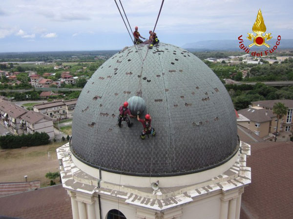 Vigili del fuoco rimuovono sfera e croce pericolanti su cupola Chiesa di Polistena