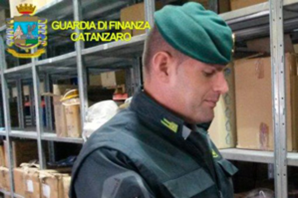 Scoperta palazzina a Davoli con 4mila capi contraffatti, sequestrati