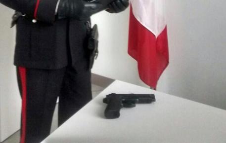 Nascondeva pistola clandestina nel ristorante, ai domiciliari 50enne a Cosenza