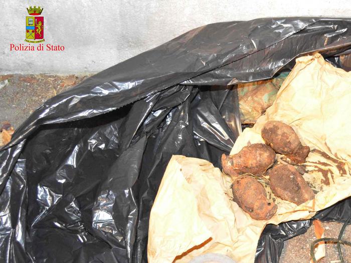 Bombe e fucili trovati in un sacco a Reggio Calabria