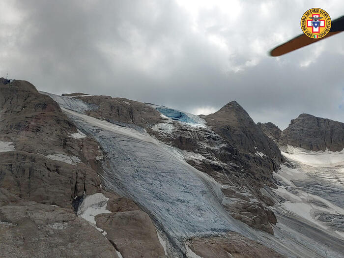 Crolla ampio blocco di ghiaccio sulla Marmolada, almeno 6 morti e feriti: una decina i dispersi