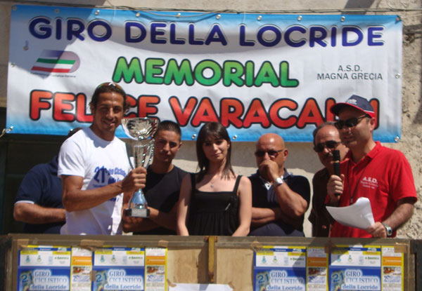 da-sx-il-vincitore-Roberto-Sgambelluri-Alberto-e-Stefania-Varacalli-Giuseppe-Filippone-Giuseppe-e-Damiano-Varacalli