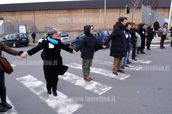Lamezia, flash mob ai semafori di via Colombo organizzata da associazione donne